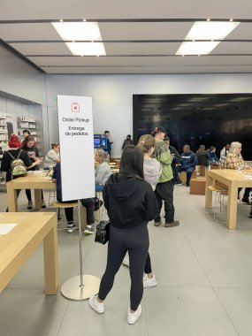 DOS, TX, US-OCT 28, 2023: Dallas şehir merkezindeki Apple perakende mağazasından online sipariş kuyruğunda bekleyen müşteriler, iPhone, iPad, MacBook