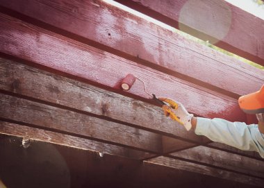 Kepli, maskeli, camlı, 4 inç paten boyalı pergola kereste kullanan, lateks su bazlı dış leke rengi, ev dekorasyonu, ev yenileme projesi olan işçiler. Becerikli