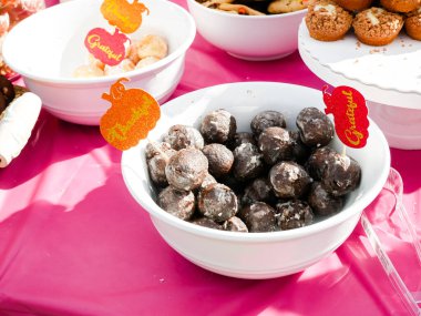 Siyah çikolatalı mini toplar jöleli çörekler, seramik kasede kurabiyeler Dallas, Teksas 'taki Şükran Günü parti masasında minnet dolu sözler pudra şekerli tatlı bayramı ziyafeti. Çörek koleksiyonu.