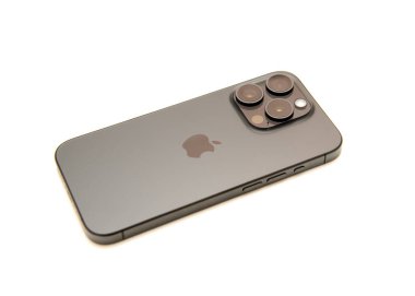 DOS, TX, US-NOV 17, 2023: iPhone 15 Pro, 48MP main, 24 mm, küçük açıklık, süper çözünürlüklü fotoğraf, optik görüntü stabilizasyonu, Siyah Doğal Titanyum