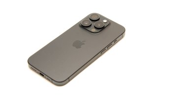 DOS, TX, US-NOV 17, 2023: iPhone 15 Pro, 48MP main, 24 mm, küçük açıklık, süper çözünürlüklü fotoğraf, optik görüntü stabilizasyonu, Siyah Doğal Titanyum