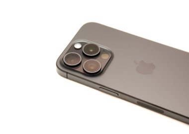 DOS, TX, US-NOV 17, 2023: iPhone 15 Pro, 48MP main, 24 mm, küçük açıklık, süper çözünürlüklü fotoğraf, optik görüntü stabilizasyonu, Siyah Doğal Titanyum
