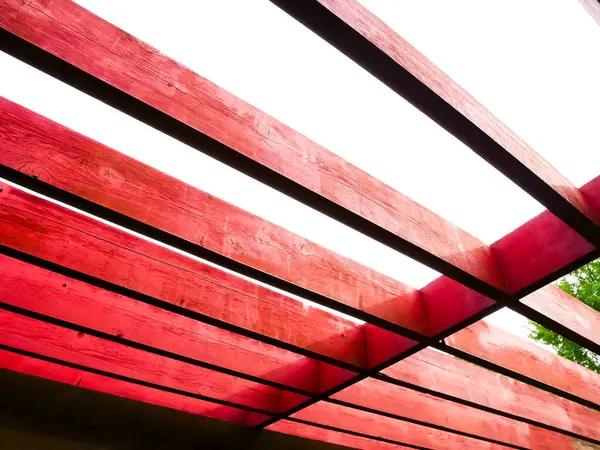 Kayu Bernoda Merah Pergola Struktur Luar Ruangan Kayu Terisolasi Pada Stok Foto Bebas Royalti