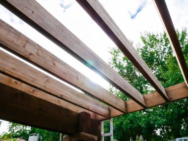 Eski doğal ahşap çatı kirişleri, büyük ağaç zeminli yeni lekeli ahşap renge karşı, ev dekorasyonu, lateks boya karşılaştırmaları, geçiş, dönüşüm, karşılaştırma, ilerleme konsepti. DYI