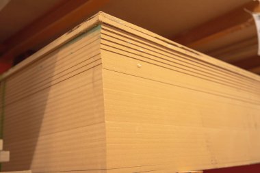 MDF Medium Yoğunluk Fiberboard panellerinin tam çerçeve yığını Dallas, Teksas, ABD 'deki nalbur ev geliştirme mağazasında raflara asılarak kontrplak işçiliğine malzeme uygulaması oluşturuluyor. Sanayi