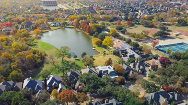 Göl kenarındaki lüks evleri, tenis kortları, beyzbol sahaları, Park Central, Kuzey Dallas, Teksas, deniz kenarındaki banliyö evleri, olgun ağaçları, üst sınıf zenginliği olan lüks bir mahalle. ABD
