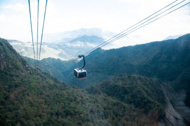 Muong Hoa Vadisi ve Hoang Lien Son 'un soluk kesici manzarası teleferikli dağları aşarak Fansipan' ın Vietnam 'daki en yüksek zirvesini oluşturdu. Sapa' dan her bir kamaraya 35 konuk sığdı. Hindiçin yolculuğu