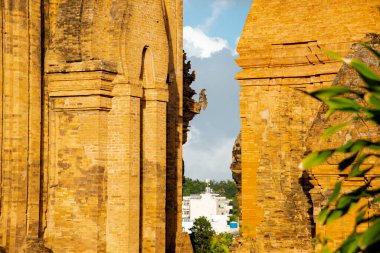 Po Nagar Cham tapınağı kulesi. Arka planda modern Nha Trang silueti, antik dini anıt Pagoda 'ya karşı şimdiki zaman binaları, seyahat yeri Vietnam Hindiçini. Karşılaştırma