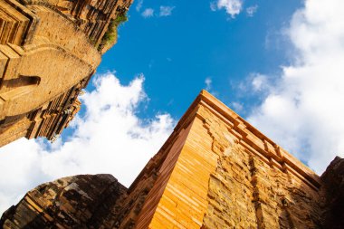 Kuzey Kulesi ya da Thap Chinh ve Merkez Kulesi ya da Ponagar Cham Kuleleri 'nin Thap Nam' ı teraslı piramit çatılı, kısmen geri dönüşümlü tuğlalardan inşa edilmiş, aktif olarak Cham tarafından ibadet edilen. Nha Trang, VN