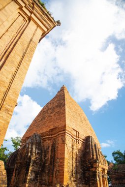 Kuzey Kulesi 'nin, Thap Chinh' in ve Merkez Kule 'nin ya da Ponagar Cham Kuleleri' nin teraslı piramit çatılı Thap Nam 'ının kısmen geri dönüştürülmüş tuğlalardan, güneşli mavi bulutlardan yapılmış görüntülerine bakın. Nha Trang, Vietnam