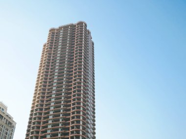 Tamamlanmamış bina, Hanoi, Vietnam yakınlarındaki yüksek katlı apartman projesini tamamladı, güçlendirilmiş çelik iskelet pencere yok, ekonomik kriz var. Durgunluk kavramı