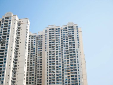 Yüksek katlı apartman kompleksi apartmanlarına balkonda asılı giysiler, Hanoi, Vietnam 'da açık mavi gökyüzü, pahalı ikametgah Asya emlak piyasası. Gökdelen
