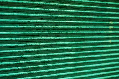 Oriented Strand Tahta OSB kontraplak döşeme alt döşeme üzerinde yakın çekim dili ve yiv profili çabucak bir araya getirmek için tasarlanmış Dallas 'taki nalbur deposu, malzeme parçacık tahtası yığını. ABD