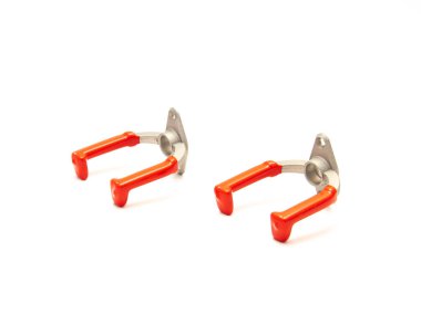 İki çinko alaşımlı U-Hook 'un beyaz arka planda izole edilmiş çelik sapı, U-Hooks garaj depolama aracı alçıpana bağlanıyor, tahta çivi vide ve kırpma yolu kullanıyor. Boşluğu kopyala