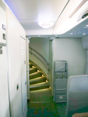 Çift katlı bir uçağın iç merdiveni, süper jumbo uçak kabininin ikinci katına bağlanıyor. Seyahat