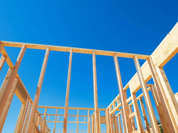 Dış çerçeve, geleneksel ahşap evin iç duvarları yeni inşaatlar, eklemler, direkler, orta ölçekli aile evleri, Dallas, Teksas, temiz mavi gökyüzü. ABD