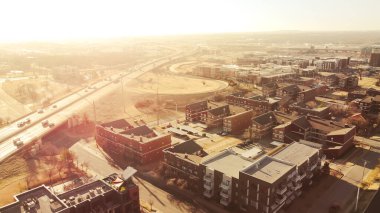 Centennial Expressway Oklahoma City, şehir merkezindeki apartman dairesi, apartman kompleksi, ofis binaları metro kompleksi üzerindeki trafiği atlatmak için 235 numaralı hava yolu otoyol kavşağı işlevi görüyor. ABD