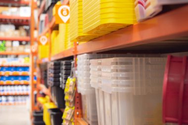 Plastik şeffaf kutuların çeşitliliği ve dayanıklı geri dönüşümlü sarı güçlendirilmiş kapaklı polipropilen yığını depolama malzemelerini ve nalbur dükkanını korumak için kilitlenebilir kapak. ABD