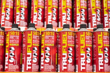 DOS, TX-MAR 2, 2024: Kırmızı 32oz çelik konteynır Truel sentetik kayganlaştırıcı ile önceden hazırlanmış yakıt, Home Depot mağazasındaki fiyat etiketleriyle raflarda 2-devre güç ekipmanları için dengeleyiciler. ABD