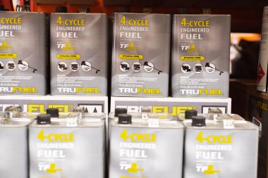 DUS, TX-MAR 2, 2024: 110oz gri çelik konteynır Truel etanolsüz önceden karıştırılmış yakıt sentetik yağlayıcı, 2 için dengeleyiciler, raflarda 4 döngülü güç ekipmanı, fiyat etiketleri, Home Depot mağazası. ABD