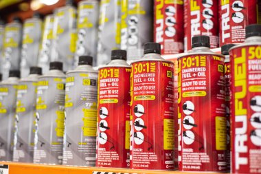 DUS, TX-MAR 2, 2024: 32oz gri ve kırmızı çelik konteynır Truel önceden karıştırılmış yakıtı sentetik kayganlaştırıcılar, 2 ve 4 devirli güç ekipmanları raf fiyat etiketleri Home Depot. ABD