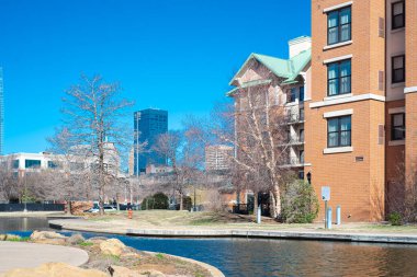 Oteller, Bricktown kanalı boyunca binalar Oklahoma City şehir merkezi silueti geçmişi, nehir kenarındaki restoranlar Eğlence Bölgesi 'nde turistik yerler, seyahat yeri, su taksisi. ABD