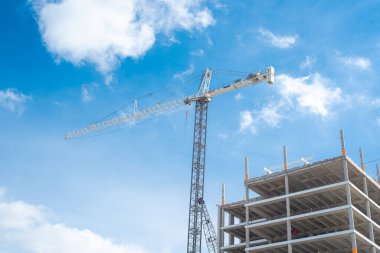 Beton bina ve inşaat halindeki vinç, yüksek katlı oteller, ofis binası, Irving, Texas şehir merkezinde önceden yapılmış beton duvarlı gökdelen yapısı, ticari gayrimenkul. ABD