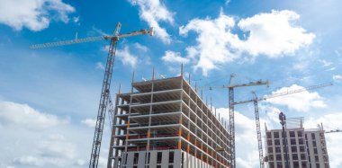 Panorama manzaralı beton bina ve inşaat halindeki vinç, yüksek katlı oteller, ofis binası, Irving, Teksas 'ta önceden inşa edilmiş beton duvarlı gökdelen yapısı, ticari gayrimenkul. ABD