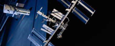 Panorama Uluslararası Uzay İstasyonu modeli entegre kiriş yapısı, bakım sistemi, harici stoklama platformu, güneş panelleri, mekik fırlatma, Dünya yörüngesi, galaksi tavanı müzesinde asılı. ABD