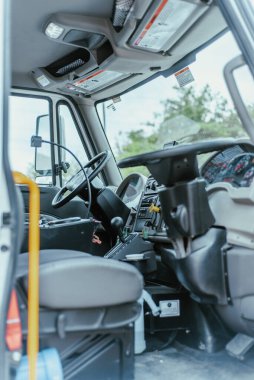 Modern dört teker mekanik süpürge kamyonunda çift kontrol için iki direksiyon, kamara tamamen dublörleştirilmiş sokak kaldırımına en yakın tarafından işletiliyor süpürmeyi optimize et. ABD