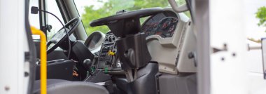 Panorama Virajı, modern dört teker mekanik süpürge kamyonunda çift kontrol için iki direksiyon, kamara, en yakın kaldırım tarafından tamamen dublörleştirilmiş işletim sistemi, süpürmeyi optimize et. ABD