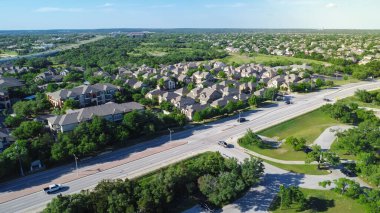 Brushy Creek Yolu yakınlarındaki büyük park alanı, iki katlı tek katlı aile evleri, yemyeşil ağaçlarla çevrili apartman, Whippoorwill Mahallesi, Cedar Park, Austin, Texas. ABD