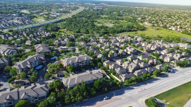 Kentsel yayılma, zengin yeşillik alanındaki apartman kompleksi ve tek kişilik aile evleri yoğun E Whitestone Bulvarı ve Cedar Park, Austin, Teksas 'taki Brushy Creek Yolu boyunca uzanır. ABD