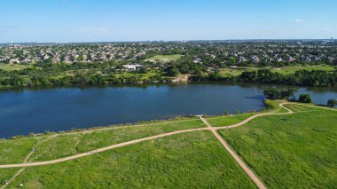Austin yakınlarındaki Brookside Mahallesi 'nde büyük planlı bir topluluk. 90 dönümlük Brushy Creek Park, Cedar Park' taki doğa yolları, Williamson ve Travis County 'deki Round Rock manzaralı piknik alanı, anten. ABD