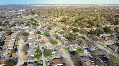 Uzak arka planda Dallas şehir merkezli banliyö manzaralı yerleşim evleri, çıkmaz sokaklar, anahtar delikleri şekillendiren DFW alt bölümü tasarımı. ABD