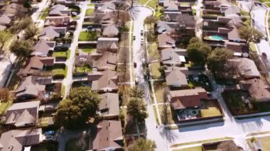 Dallas DFW, Teksas 'ın dışındaki anahtar delikleri gibi birden fazla çıkmaz sokak şekilleri olan üst geçitteki banliyö mahallesi. Havadan bakan tek kişilik aile evleri yüzme havuzları. ABD