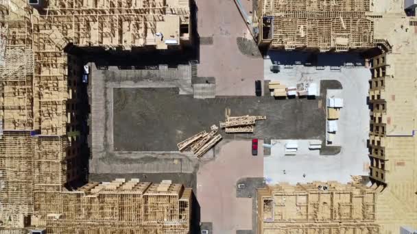 안뜰에서 크레인 타이포그래피 아파트 복잡한 프로젝트 프레임 슬래브 프리캐스트 콘크리트 — 비디오