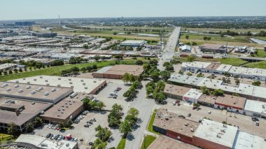 Margaret Hunt Hill Köprüsü, Stemmons Koridoru veya Lower Stemmons 'u çevreleyen Trinity Nehri kuzeybatı Dallas, Teksas, Wycliff Bulvarı' ndan Trammell Crow Park 'a kadar olan endüstriyel ticari arazilerin karışımı. ABD