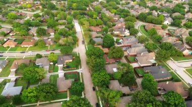 Dallas Fort Worth metro kompleksinde üst düzey yerleşim yerleri, büyük banliyö evleri, çitli arka bahçe, yüzme havuzu, sessiz ağaçlarla kaplı sokaklar, yemyeşil bir alt bölge.