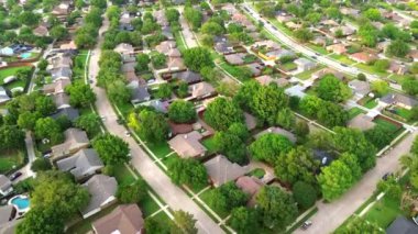 Paralel iskan caddeleri olan banliyö mahallesi, Dallas, Texas tepe örtüsü banliyöleri, sıra sıra ayrılmış tek aile evleri, büyük arka bahçeler, ahşap çitler, orta gelirli evler, üstgeçit evleri.