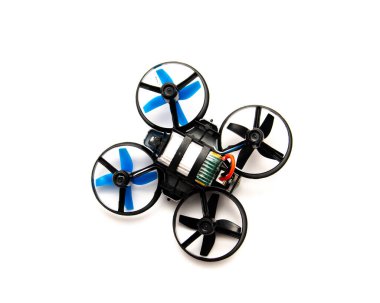 İç mekan mini drone bataryası olan arka görüş, beyaz arka planda izole edilmiş pervaneler için koruma, havada duran kuadkopter ve yanıp sönen ışık göstergesi, acemi çocuklar için oyuncak. Eğitim