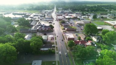 Checotah City, McIntosh County, Oklahoma 'da Gentry Bulvarı' ndaki üstgeçitte sisli bir sabah, eyaletler arası I-40 'ın kesiştiği yerde, ABD otoyolu 69, kırmızı tuğlalı binalar, antika alışveriş merkezleri olan küçük bir kasaba. ABD