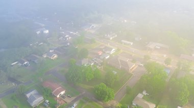 McIntosh County, Oklahoma 'daki tarihi Checotah şehrinin dışında Gentry Bulvarı yakınlarındaki sisli ve sisli sabah aydınlığı örtülü evler, hava manzaralı küçük kasaba. ABD