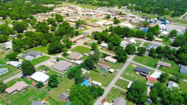 Checotah, McIntosh County, Oklahoma 'da tarihi şehir binaları arka planı, küçük kasaba manzarası, yemyeşil ağaçları olan havadan manzaralı evler Broadway ve Main Street' e doğru. ABD