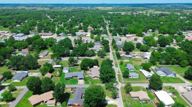 Checotah, McIntosh County, Oklahoma 'nın hava manzaralı banliyöleri I-40 otobanının kuzeyine doğru, 69 numaralı otoyolun doğusunda, 4. cadde boyunca geniş, bereketli ağaçların olduğu banliyö evleri. ABD