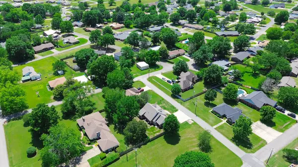 Checotah, McIntosh County, Oklahoma 'daki Jefferson ve Gentry Bulvarı' ndaki yerleşim yerleri. Arka bahçesi geniş, çimenli, yemyeşil, olgun ağaçlar, anten. ABD