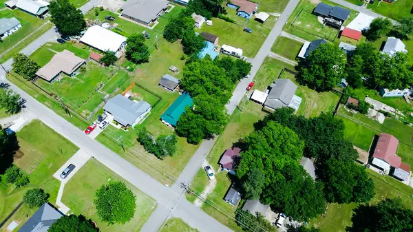 stock image Top view suburban homes with large backyard, storage sheds in Checotah, McIntosh County, Oklahoma, medium income residential single-family houses surrounding by tall mature trees, quite streets. USA