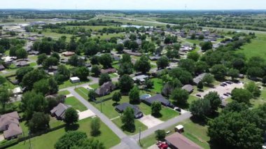 W McIntosh Bulvarı boyunca geniş banliyö evleri olan lüks bir semt otoyol I-40 ve Checotah, McIntosh County, Oklahoma 'da 69 no' lu otoban, çimenli arka bahçe manzaralı, üstgeçit manzaralı.