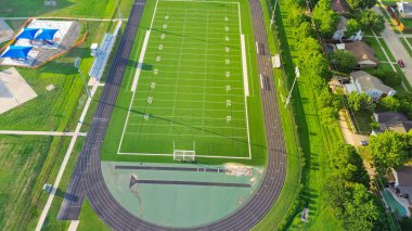Futbol stadyumunun yanındaki oyun alanı, koşu pistleri, Dallas Fort Worth Metro kompleksindeki orta ve ilkokul kompleksinin futbol amaçları, havadan. ABD