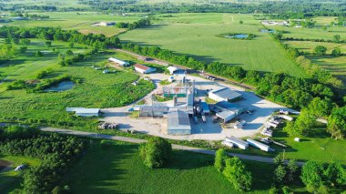 Tahıl siloları, ızgara makineleri, depolama depoları, depolama tankları, toz toplayıcıları, tarım hizmetleri, bölgesel tarım malzemeleri, Mountain Grove, antenli büyük bir tarım fabrikası. ABD